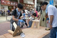 木製の椅子づくりに挑む参加者