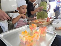 フルーツを調理する子ども
