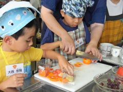 フルーツを調理する子どもたち