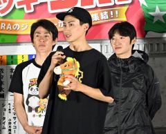 エキシビションレースで優勝した富田騎手(中央)