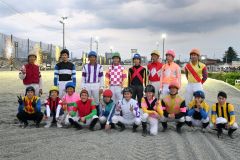 エキシビションレース後の集合写真。優勝は富田騎手(前列右から5人目)。馬には今井千尋騎手(前列左から5人目)が同乗した
