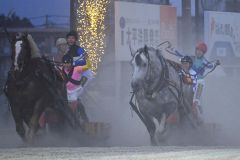 1着でゴールした富田騎手(右から2人目)。馬には今井千尋騎手が同乗した。