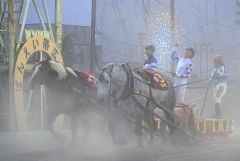 1着でゴールし、右手拳を振り上げる富田騎手(右から2人目)