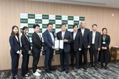 協定書を手にする瀧口社長（左から４人目）と長澤学長（同５人目）など関係者