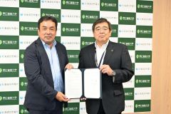 協定書を手にする（右から）長澤学長と瀧口社長