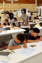 上士幌の将来を想像しながらイラストを描く子どもたち