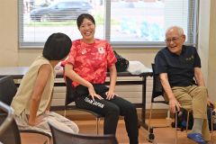 関係者と談笑する蝦名愛梨選手（中央）