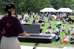 日傘を差したりテントを立てたりして日差しをしのぐ観客の姿もあった