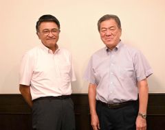 両校OBに参加を呼び掛ける(右から)細川実行委員長と遠藤実行委員長