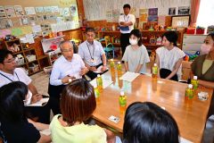 小野町長（左）と対話する子育て中のママら