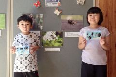 出来上がった昆虫の標本をうれしそうに手に持つ子ども（ひがし大雪自然館提供）
