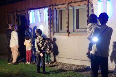 光に集まる昆虫を観察する子どもら（ひがし大雪自然館提供）