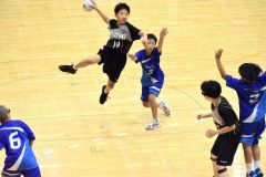 シュートを狙う村橋大輝(黒ユニホーム、チーム提供)