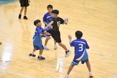 シュートを狙う岩城玄汰(黒ユニホーム、チーム提供)