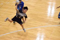 シュートを打つ佐藤皐(黒ユニホーム、チーム提供)