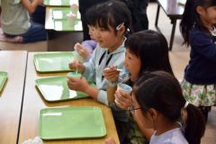 かき氷をおいしそうにほおばる子ども