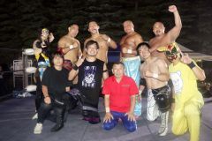 北都プロレスに所属する選手たち。前列左が松本さん