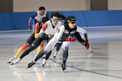 氷上の感触を確かめるように滑る高木美帆（先頭）らｔｅａｍＧＯＬＤのメンバー