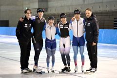 氷上に集うｔｅａｍＧＯＬＤのメンバー。左からウイリアムソン師円コーチ、野々村太陽、佐藤綾乃、高木美帆、村上右磨、ヨハン・デビットコーチ
