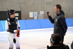 ヨハンコーチ（右）のアドバイスに耳を傾ける高木美帆