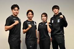 氷上練習を開始したｔｅａｍＧＯＬＤの日本人メンバー。左から村上右磨、高木美帆、佐藤綾乃、野々村大陽