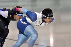 スピードを上げてコーナーに侵入する村上右磨