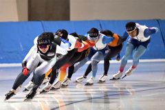 氷上を滑走する高木美帆（先頭）らｔｅａｍＧＯＬＤのメンバー