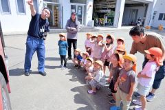消防士から消防車の説明を受ける園児ら