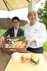 リニューアルしたパンと試作中のディップソースを手にする馬渕さん（右）と杉山社長