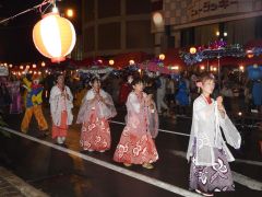 大人の部優勝の「なんちゃって巫女さん」