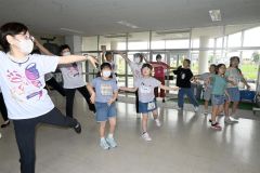 児童に振り付けを教えながら一緒にダンスを楽しむダンサーズ