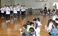 全校児童の前でダンスを披露するチャレンジ企画のダンサーズ