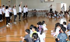 全校児童の前でダンスを披露するチャレンジ企画のダンサーズ