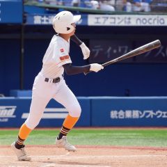 【帯南町中－門真ビックドリームス】六回２死、帯南町中の鈴木蓮太が左越え三塁打を放つ（横浜スタジアム、大賀章好撮影）