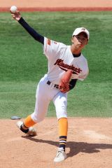 【帯南町中－門真ビックドリームス】五回途中から３番手で救援登板する帯南町中の鈴木蓮太（横浜スタジアム、大賀章好撮影）