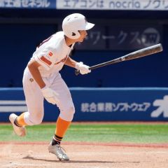 【帯南町中－門真ビックドリームス】四回２死二、三塁、帯南町中の熊谷冬真が中前適時打を放つ（横浜スタジアム、大賀章好撮影）