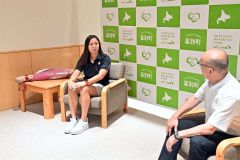 パリ五輪を振り返る桑井亜乃さん。右は飯田晴義幕別町長