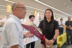 飯田晴義幕別町長（左）から花束を受け取る桑井亜乃さん