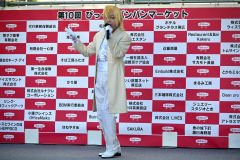 ステージでパフォーマンスするビビアンめだかさん