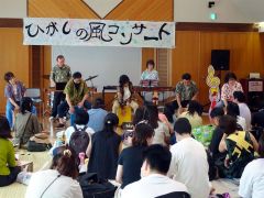 来場者と一緒に演奏する「チカ?カホン打！倶楽部」