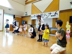 アイドル部と一緒に踊る子どもたち
