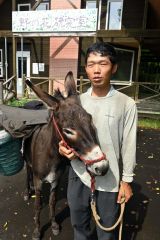 愛ロバの「クサツネ」と一緒に全国行脚を終えた高田さん。十勝で「ロバのいる暮らし」を実現したいという