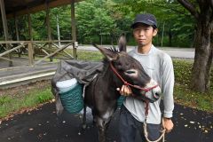 愛ロバの「クサツネ」と一緒に全国行脚を終えた高田さん。十勝で「ロバのいる暮らし」を実現したいという