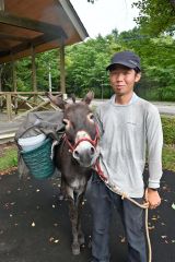 愛ロバの「クサツネ」と一緒に全国行脚を終えた高田さん。十勝で「ロバのいる暮らし」を実現したいという