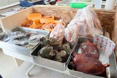 店内には新鮮なタコやカニなどの食材が並ぶ