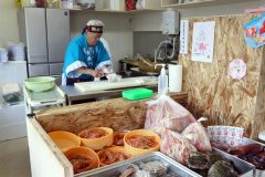 店内では星屋さんの巧みな包丁さばきが見られる