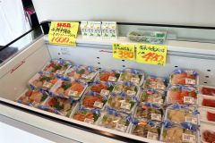 本マグロやサーモンなど旬の鮮魚の刺身を販売している