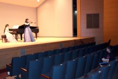 片山さん（左から２人目）と中村さん（左）の演奏を楽しむ高橋さん（右）