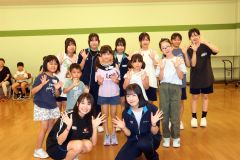 ダンス体験講座の参加者ら（前列右はダンス部の佐々木部長、同左は香川副部長）