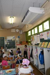 ２学期の始業から運転を開始した普通教室に設置したエアコン（２６日午後０時４０分ごろ、音更小学校）